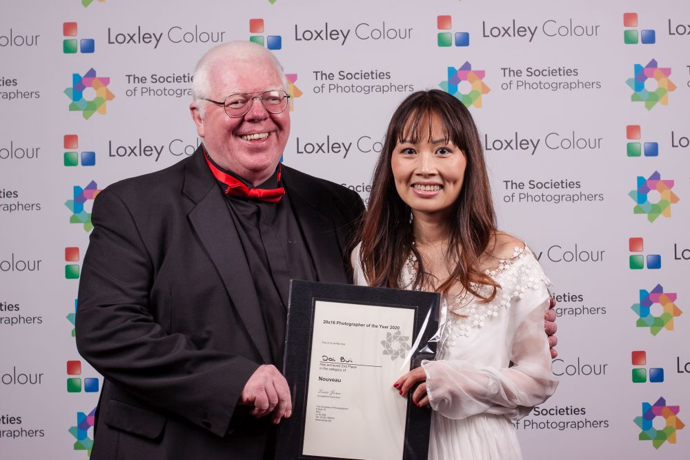 Phil Jones presenting Xuan-Dai Bui with the award.