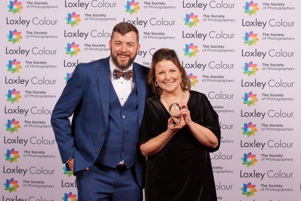 Colin Jones, The Society of Photographers CEO presenting the trophy to Hanna.