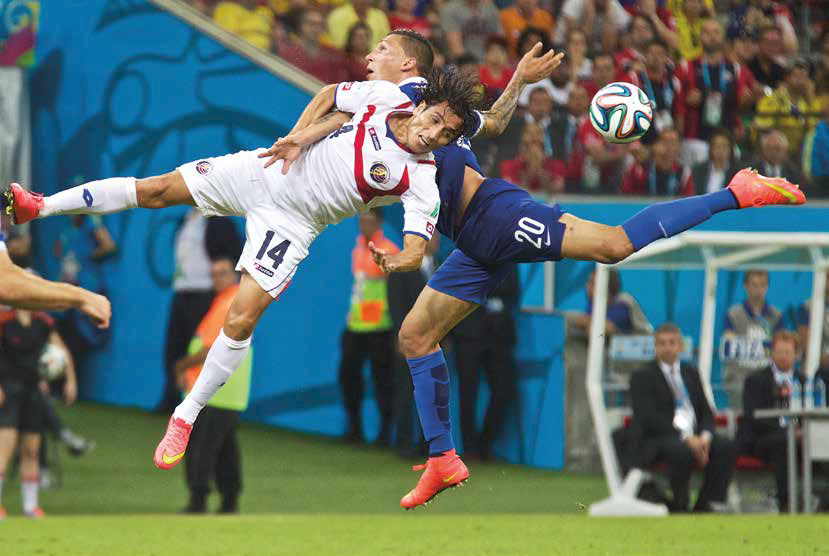 Costa Rica's Randall Brenes performs ballet with Greece's José Holebas 70-200+1.4 TC 1/1250 f4.0 ISO 2500